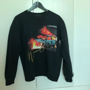 Svart sweatshirt - Svart sweatshirt med tryck i storlek XS. Märket är mennace. 