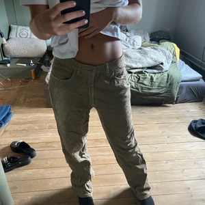 Manchester jeans - Sparsamt använda. Köparen står för eventuell frakt. 🌸