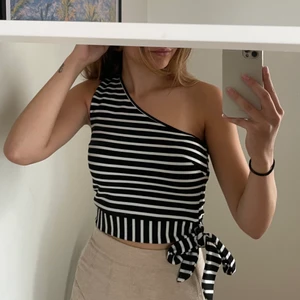 Top - Ne-shoulder top! 🤍🖤 Mycket bra skick!