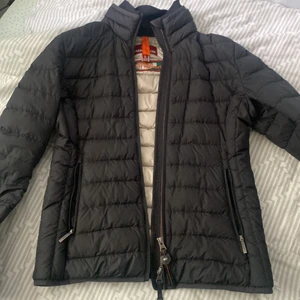 Parajumpers Dunjacka - Parajumpers Super Light Weight i storlek S säljes. Passar perfekt till hösten då det är lite kyligare. Inga slitningar på jackan. 