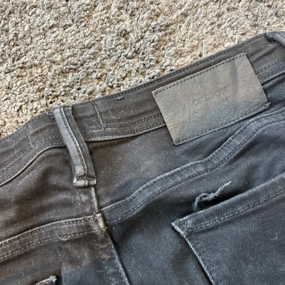 Skick: 9/10 Storlek: W30 L32 orginalpris: 499kr Jeansen är uppsydda i benen ca 4 cm, bilden är hur de ser ut nu. Jeans & Byxor.
