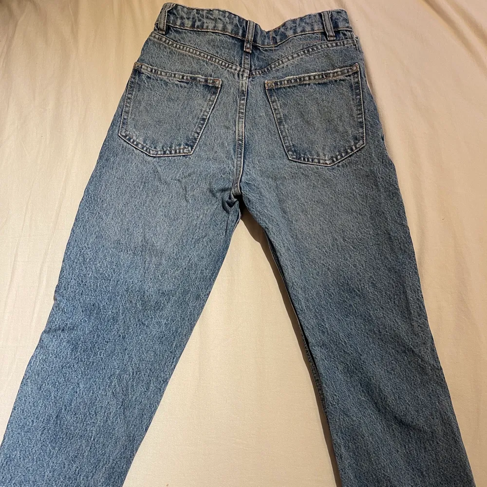 Straight jeans från zara som är oanvända, pga att de är försmå för mig. De är i strl 32. . Jeans & Byxor.