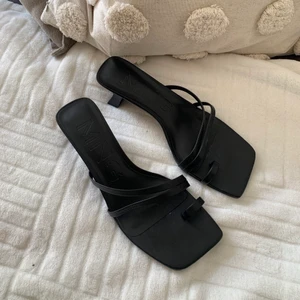 Klackskor  - Säljer dessa snygga klackar från Mango i storlek 37. Endast använda en gång och är i super fint skick. Jag har vanligtvis 38 i storlek så skulle säga att den här klacken är en aning stor i storlek. Frakt tillkommer🥰