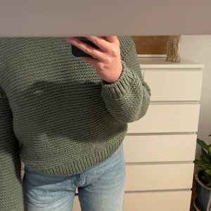 Grön stickad tröja - En grön grovt stickad tröja från BikBok i strl S :)