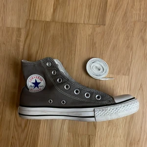 Gråa Converse allstar 180kr - Converse Chuck Taylor Allstar, gråa, storlek 37,5. Nyskick. Ordinarie pris 800kr. 