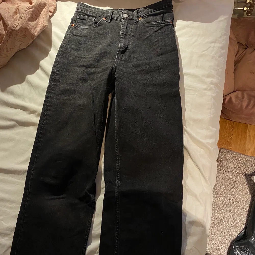 Svarta jeans från Monki i fint skick! Storlek 26 i waist, dvs Small. Ganska korta i modellen så dom passar dig som är 160 cm eller kortare. Annars är dom ankellånga i modellen. . Jeans & Byxor.