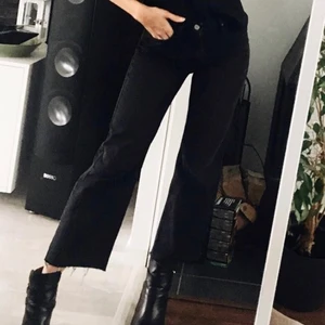 Jeans svarta strl 36 - Använda fåtal ggr, hela och bra skick! Strl 36