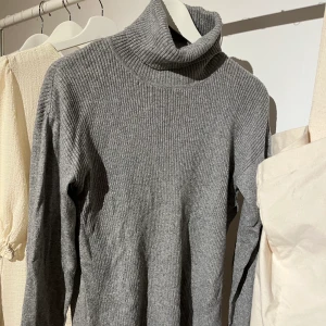 Grå stickad polotröja - Grå stickad polotröja i strl S med slits längs sidorna