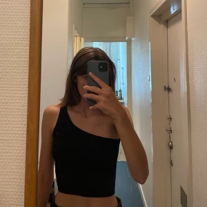 Topp - Svart topp i coolt material