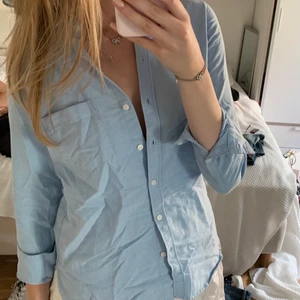 Blå skjorta - Blå skjorta från hm, funkar både till jeans och kjol!! Sparsamt använd 💗💗