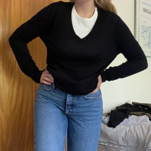 Ulltröja Uniqlo - 90s inspirerad tröja i 100% ull från Uniqlo. Passar S för oversized, annars S-M. Fiiint skick, använd 1 gång. 
