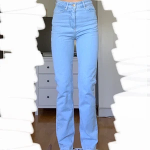 Zara jeans - Ångrat köp dvs aldrig använda pga jag gillar inte high waisted men annars superfina och bekväma. Storlek 34, perfekt långa för mig som är 176cm men går att sy upp. 