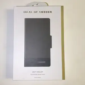 Ett olivgrönt mobilskal med lite av orm print på framsidan från ideal of sweden. Plats för 6 kort på baksidan (bild 3). Helt oanvänd och vill sälja pga av att jag har beställt fel🥲.Pris kan diskuteras. Originalpris: 500kr