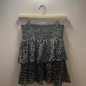 En jättefin volang kjol :) från Chelsea helt oanvänd säljer pågrund av fel storlek. Nypris 449 kr!