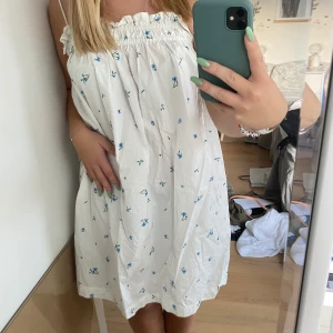 Sommarklänning  - Otroligt fin sommarklänning ifrån hm! Använd fåtalet gånger! Storlek M men passar absolut S också! Kom privat vid intresse😘😘