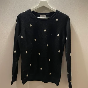 Cashmere tröja - En jättefin stickad tröja i 100% cashmere perfekt nu till vintern.Tröjan är från Pure collection som säljer fina cashmere kläder. Ny pris ligger på ungefär 2500kr:)