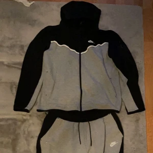 Nike tech dress - Säljer en Nike tech dress, haft den länge, den hade hål på knät och benet men sydde ihop dom så de syns knappt alls, XL på hela dressen.
