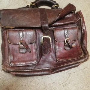 Portfölj - Snygg vinröd, vintage portfölj med patina och mässingsbeslag