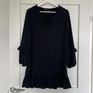 Zara klänning strl S - Två gånger använd klänning från Zara, nyskick. Volang på ärmen och längst ner på kjolen