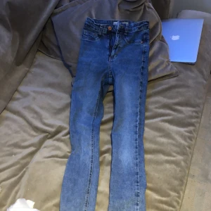 Jeans  - Gina Molly jeans storlek xs använd kanske 10 gånger men tyvärr för små önska jag fortfarande kunde ha dessa Jensen för Done så snygga 