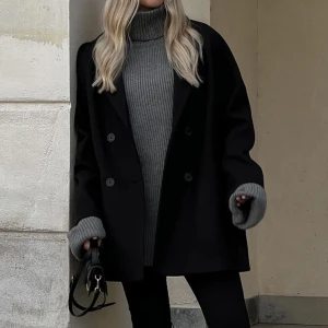 Kappa från NAKD , Moa Mattssons kollektion  - Säljer nu min jättefina korta kappa från NA-KD då den inte kommer till någon användning. 