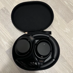 Sony WH-1000X M3 - Säljer mina Sony WH-1000X M3 trådlösa hörlurar, allt tillkommer. Endast använda fåtal gånger. Nypris 3000kr.