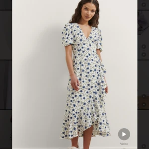 Klänning - Klänning från nakd. Den är oanvänd, endast provad. För fler bilder skicka ett meddelande. Nypris: 489kr.