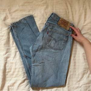 Blåa levi’s jeans 501, midwaist. Använda men fortfarande bra skick. Pris är inklusive frakt 💞