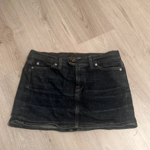 Low raised jeanskjol - Mörkblå lågmidjad jeanskjol. 