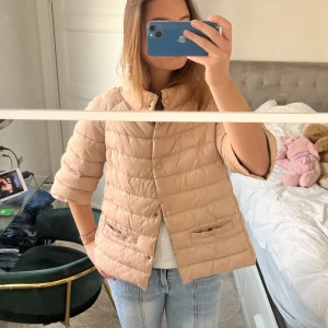 Trekvartsärmad dunjscka!  - Snygg trekvartsärmad dunjscka med söta fickor i fram❤️ Perfekta jackan till våren