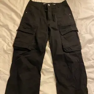 Svarta cargopants köpta från Bershka. Skit snygga, säljer dom därför att dom inte är min stil längre, dom är köpta i Frankrike så strlk 38 passar också som strlk 36.💗 köparen står för frakten