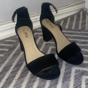 Klackskor  - Perfekta sköna klackar på 7cm, till balen eller studenten! Andvänt 2 gånger, men är som nya. Pris kan alltid diskuteras 💕☀️