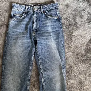 Midwaist jeans från zara. Super fin färg till våren 