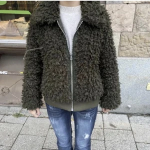Fluffig mörkgrön jacka - Jättefin vårjacka!