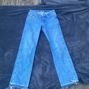 Jeqns - Säljer mina weekday jeans som är för korta för mig de är lågmidjade men är uppspretsade längst ner på byxorna men man märker det inte 