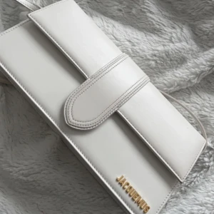 Jacquemus - Köptes i september 2022 i Galerie Lafayette i paris. Original pris: 790€ Säljer för 7000 kr Knappt använd