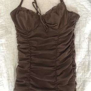 Brun H&M klänning  - Brun h&m klänning som inte längre kommer till användning. Har använt det kanske 2-3 gånger. Xs men passar även small😊