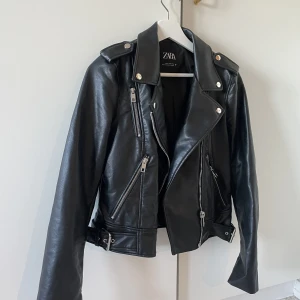 Skinnjacka - sjukt snygg skinnjacka från zara! jättebra skick men säljer då den tyvärr inte kommer till användning längre!