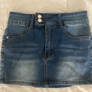 Helt ny jeanskjol  - Helt ny jeanskjol, aldrig använd endast testad. Super fin, lite stretchig oxå. Säljer denna pga att den är väldigt kort och passade inte för mig. 