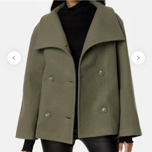 Kappa bubbleroom - Skitsnygg grön kappa från bubbleroom. Helt ny och oanvänd, endast testad, säljer då jag har en annan kappa, slutsåld i storleken, nypris 899kr, storlek 36 men passar både 36/34, jag har 34 i vanliga fall. KÖP DIREKT 600kr.