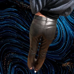 Eytys Skinbyxor - Sjukt coola och funkar både att klä up och ner, med dessa jeans är du klart snyggast på nästkommande fest! Jag är 176 och bör oftast S/36