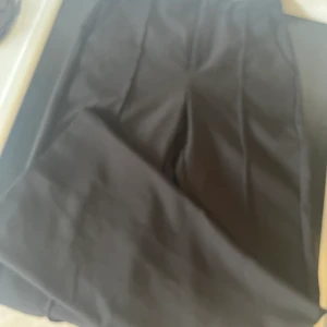 Kostymbyxor från Gina  - Använda fåtal gånger, blivit försmå tyvärr. Älskar dom, supersköna byxor!  Bootcut modell i svart. Storlek xs