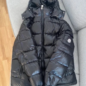 Moncler jacka  - Moncler jacka 8/10 skick har haft den i typ några månader säljer den för den år för liten.