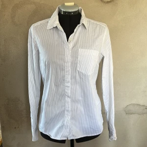 Randig skjorta  - Fin randig skjorta utan tecken på användning 