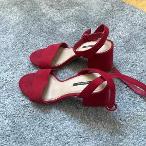 Säljer dessa röda klackskor/sandaletter i storlek 37! 90kr exklusive frakt!❤️