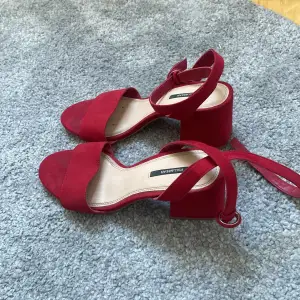 Säljer dessa röda klackskor/sandaletter i storlek 37! 90kr exklusive frakt!❤️