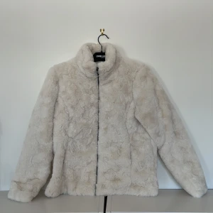 Vårjacka - Vit fluffig vårjacka inköpt på Ullared i storlek M, men skulle säga att den känns som en S. Knappt använd.