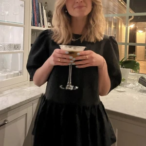 Blus arket  - Jättefint skick! Sidenblus med volang och puffärm från arket 