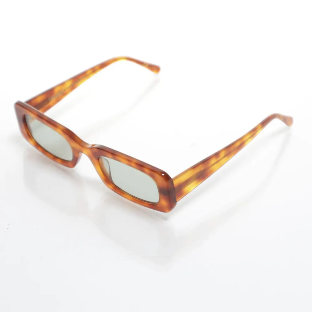 Superfina solglasögon från corlin eyewear x TARANEH, färg SUNSET GREEN. Köparen står för frakten 66kr spårbar . Övrigt.