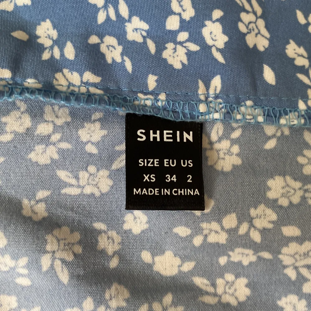  säljer en jättefin och gullig kjol från SHEIN. Kontakta för fler bilder pris kan diskuteras 🤍. Kjolar.